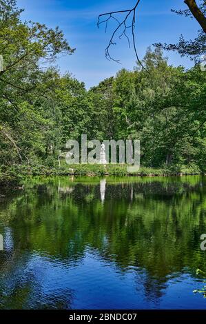 Ländliche Szene in einem öffentlichen Park mitten in der Hauptstadt Berlin, Deutschland, mit Blick auf Bäume, die sich im Wasser spiegeln. Stockfoto