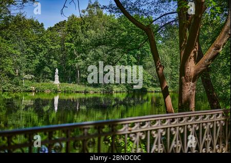 Ländliche Szene in einem öffentlichen Park mitten in der Hauptstadt Berlin, Deutschland, mit Blick auf Bäume, die sich im Wasser spiegeln. Stockfoto