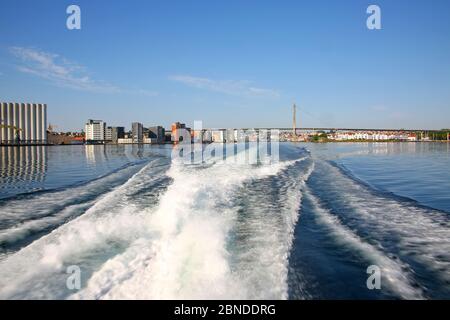 Wellen im Meer aus einer Bootswache. Hafen Stavanger, Stadtbrücke & Hafen im Hintergrund, Stavanger, Landkreis Rogaland, Norwegen. Stockfoto