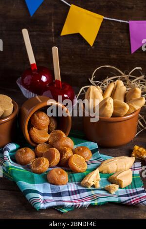 Brasilianische typische Süßigkeiten juni Party 'Festa junina' vertikal. Stockfoto