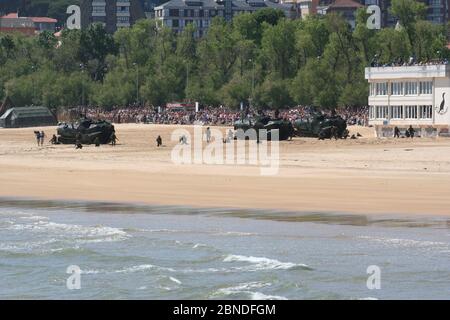 Serie 21 von 165 drei Amphibienfahrzeuge AAV-7A auf dem Strand in Sardinero während des Tages der Streitkräfte Santander Spanien 30/05/2009 Stockfoto