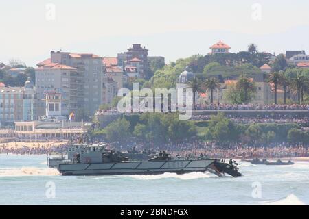 Serie 26 von 165 Hummer beim Aussteigen eines LCM-1E Landungsschiffs Weiter zum Strand in Sardinero während der Streitkräfte DaySantander Spanien 30 Mai 2009 Stockfoto