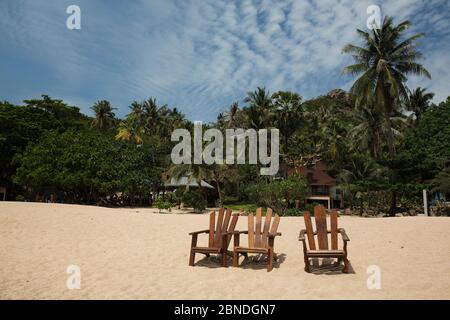 Die Sonnenliegen am Strand bei Tanote Bay, Koh Tao, Thailand, Oktober 2013. Stockfoto