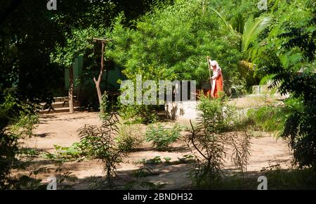 SA Lay, Myanmar - Oktober 31 2013; Nonne auf dem Gelände des Yokesone Klosters historisches buddhistisches Holzkloster aus Teak um 1882 gebaut, jetzt eine Muse Stockfoto