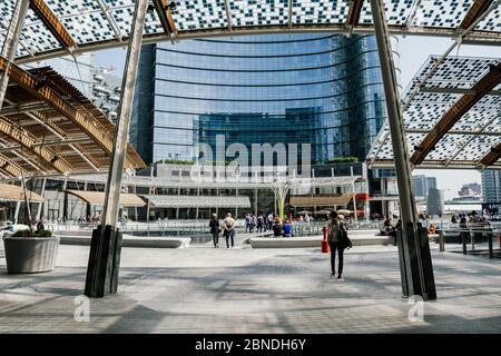 Eines der modernsten Viertel Mailands mit den Türmen, die vom Architekten César Pelli entworfen wurden. Stockfoto