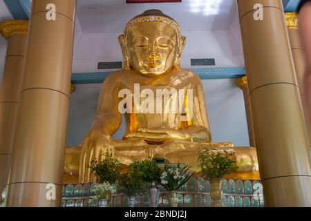 SA Lay Myanmar - Oktober 31 2013; große goldene Buddha-Statue im Yokesone Kloster historisches buddhistisches Holzkloster aus Teak um 1882 gebaut Stockfoto