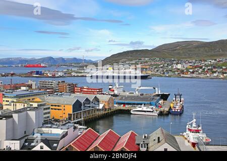 Stadt Hammerfest mit der Innenstadt, Hafen, Kreuzfahrtschiffe & Berge im Hintergrund. Hammerfest, Norwegen. Stockfoto