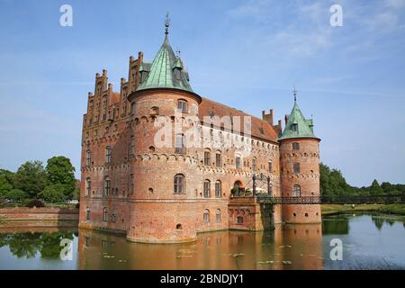 Egeskov Schloss liegt in der Nähe von Kvaerndrup, im Süden der Insel Fünen, Dänemark. Das Schloss ist Europas besterhaltenes Renaissance-wasserschloss Stockfoto