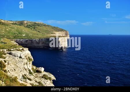 Schöne Aufnahme von Kalksteinfelsen in Migra il-Ferha, Maltesische Inseln, Malta an einem sonnigen Tag Stockfoto