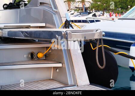 Steckdosen für das Aufladen auf Booten und Yachten in der Küste im Mittelmeer. Ladestation für Boote. Horizontaler Rahmen. Stockfoto