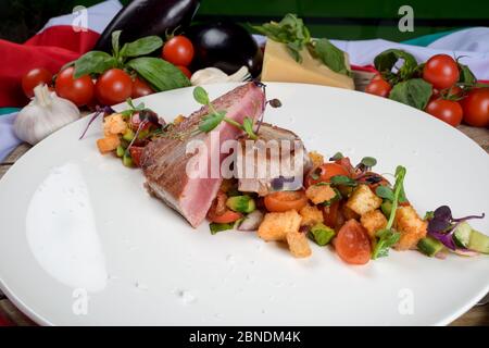 Thunfisch und Gemüse. Traditionelles italienisches Gericht, ideal zum Mittag- oder Abendessen. Meeresfrüchte werden in einem authentischen Restaurant in Italien zubereitet und serviert Stockfoto