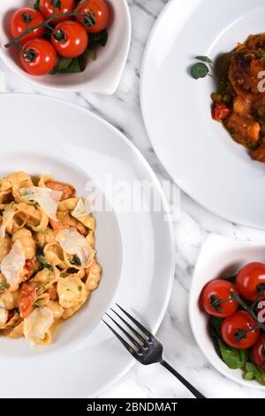 Pasta Gnocchi sardi mit frischen Kirschtomaten-Sauce, Basilikum und Parmesan-Käse. Menü Ansicht von oben mit Tomatensauce Oktopus, serviert in einem Restaurant Stockfoto