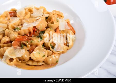 Pasta Gnocchi sardi mit frischen Kirschtomaten-Sauce, Basilikum und Parmesan-Käse. Menü Ansicht von oben mit Tomatensauce Oktopus, serviert in einem Restaurant Stockfoto