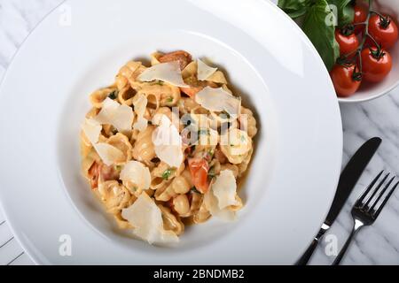 Pasta Gnocchi sardi mit frischen Kirschtomaten-Sauce, Basilikum und Parmesan-Käse. Menü Ansicht von oben mit Tomatensauce Oktopus, serviert in einem Restaurant Stockfoto