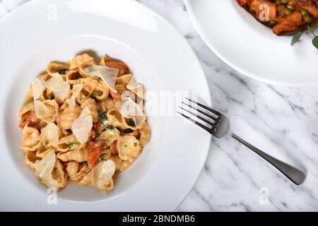 Pasta Gnocchi sardi mit frischen Kirschtomaten-Sauce, Basilikum und Parmesan-Käse. Menü Ansicht von oben mit Tomatensauce Oktopus, serviert in einem Restaurant Stockfoto