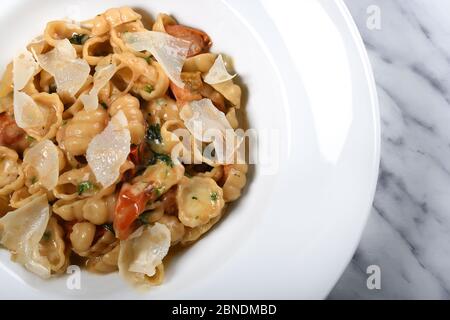 Pasta Gnocchi sardi mit frischen Kirschtomaten-Sauce, Basilikum und Parmesan-Käse. Menü Ansicht von oben mit Tomatensauce Oktopus, serviert in einem Restaurant Stockfoto