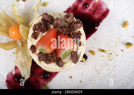 Limoncello Mousse mit Kakaomandel Kekse bröckeln. Traditionelles italienisches Gebäck Dessert mit Vanillecreme Mousse Panna Citta, ein Stück Kuchen auf einem Stockfoto