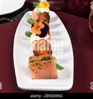 In der Pfanne angebratene Jakobsmuscheln, Birnen- und Minzpüree. Gourmet elegantes Luxus-Speisekonzept, feine Auswahl an Speisekarten für die Verkostung in einem Restaurant-Tisch, weiß p Stockfoto