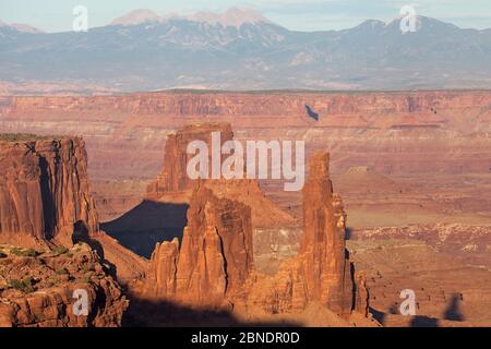 Airport Tower und Washer Frau aus Mesa Arch, Island in the Sky, Canyonlands National Park, Utah, USA. Stockfoto