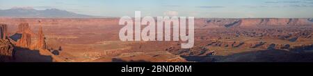 Panorama von Mesa Arch, Island in the Sky, Canyonlands National Park, Utah, USA. Stockfoto