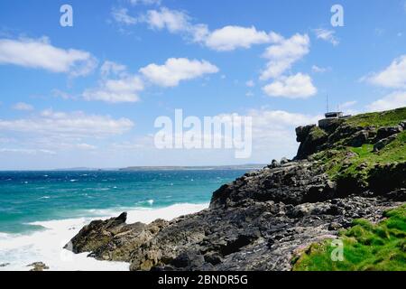 Natronal Coastwatch Station auf der Landzunge. Mit Blick auf St Ives Bay Stockfoto