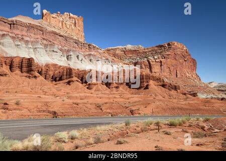 Das Schloss und die Fruita Cliffs im Capitol Reef National Park, Utah, USA. Stockfoto