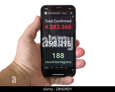 Man Hand hält Smartphone mit COVID-19 Coronavirus Website bestätigte Fälle mit über 4 Millionen kranken Menschen für Systems Science and Engineering an der Johns Hopkins University, Mexiko, 14. Mai 2020 Stockfoto