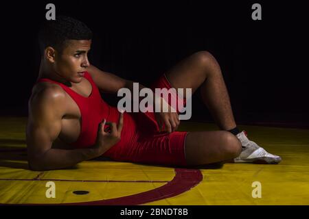 Wrestler auf der Kampfmatte liegend Stockfoto