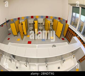 Innenraum des Badezimmers einer Kindergartenschule ohne Menschen mit Fischaugen-Linse fotografiert Stockfoto