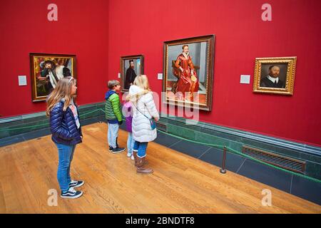 Besucher des Kunstmuseums in der National Gallery, London Stockfoto