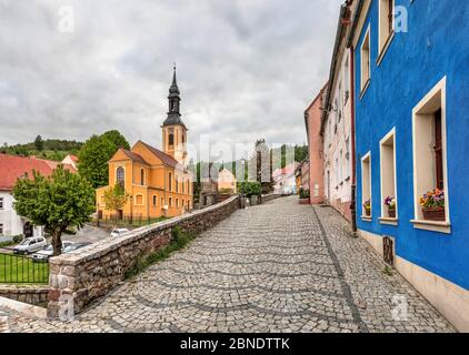 Srebrna Gora, Polen. Apostel St. Peter und Paul Kirche und bunte alte Häuser Stockfoto