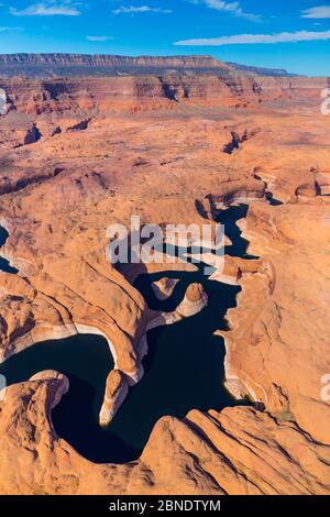 Luftaufnahme des Lake Powell, nahe Page, Arizona und der Utah Grenze, USA, Februar 2015. Lake Powell ist ein Stausee auf dem Colorado River, und ist die s Stockfoto