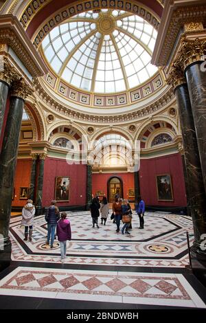 Besucher des Kunstmuseums in der National Gallery, London Stockfoto