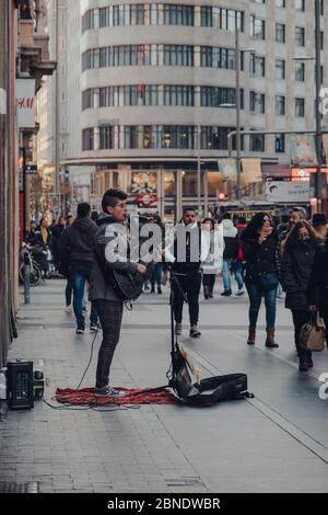 Madrid, Spanien - 26. Januar 2020: Junge Frau, die Gitarre spielt und singt auf der Gran Via in Madrid, der Hauptstadt Spaniens, die für ihre reiche reposito bekannt ist Stockfoto