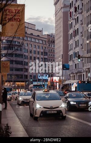 Madrid, Spanien - 26. Januar 2020: Taxis und Autos auf der Gran Via Straße in Madrid, der Hauptstadt Spaniens, die für ihre reichen Fundorte europäischer Kunst bekannt ist Stockfoto