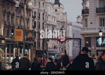 Madrid, Spanien - 26. Januar 2020: U-Bahn-Schild an der Gran Via Station, unterhalb der Gran Via und des Red de San Luis Plaza im Centro-Viertel Madr Stockfoto