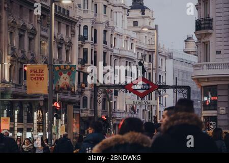 Madrid, Spanien - 26. Januar 2020: U-Bahn-Schild an der Gran Via Station, unterhalb der Gran Via und des Red de San Luis Plaza im Centro-Viertel Madr Stockfoto