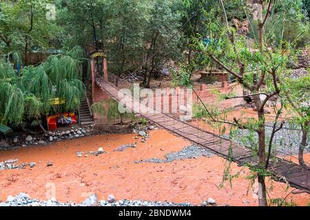 Holzbrücke über den Fluss Ourika, Dorf Setti-Fatma in der Nähe von Marrakesch, Marokko Stockfoto