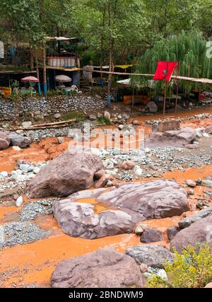 Holzbrücke über den Fluss Ourika, Dorf Setti-Fatma in der Nähe von Marrakesch, Marokko Stockfoto