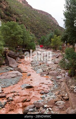 Holzbrücke über den Fluss Ourika, Dorf Setti-Fatma in der Nähe von Marrakesch, Marokko Stockfoto