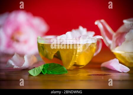 Sommerblumentee aus Rosenblättern in einer Glasschale Stockfoto