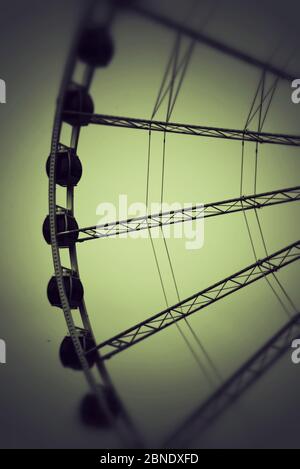 Ein Riesenrad, ein Fairground-Ride mit grünem Hintergrund Stockfoto