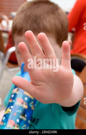 Konzept des Saying stop: Kleines Kind hält die Handfläche seiner Hand in einer Geste, um zu sagen "Nein" Stockfoto