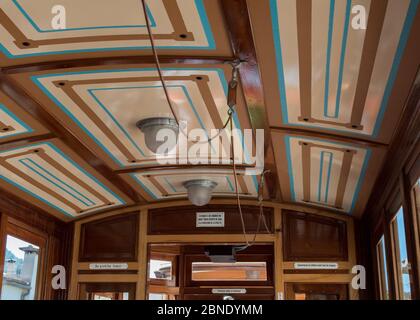 Die elegante Inneneinrichtung der antiken Trams in Port de Soller, Spanien Stockfoto