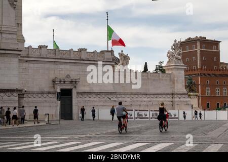 Rom, Italien - 10. Mai 2020: Viale dei Fori Imperiali, erster Ausstieg der Bürger nach dem Ende der Beschränkungen für die Pandemie Covid-19. Menschen strolten Stockfoto