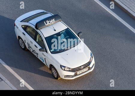 Weißer Passagier weißes Auto Uber Taxi fährt auf der Autobahn Luftaufnahme. Russland, Sankt Petersburg. 14. april 2020 Stockfoto