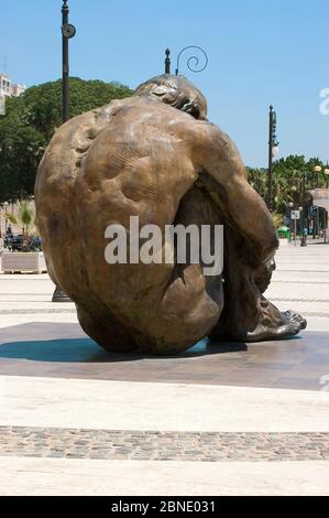 CARTAGENA, SPANIEN - 15. Jul 2010: Bronzeskulptur El zulo vom Bildhauer Víctor Ochoa Denkmal für die Opfer des Terrorismus in der Esplanade des Th Stockfoto