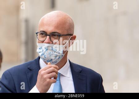 Der Minister für die Beziehungen zum Parlament, Federico D'Incà, betritt den Palazzo Chigi, um am Ministerrat teilzunehmen, während er als Vorsichtsmaßnahme gegen die Ausbreitung des Corona-Virus eine Gesichtsmaske trägt. Stockfoto