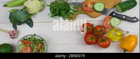 Hausgewachsenes Gemüse. Frisches Bio-Gemüse. Gemüse aus dem Garten. Buntes Gemüse. Gesundes Gemüse. Microgreen. Blick von oben. Banner Stockfoto