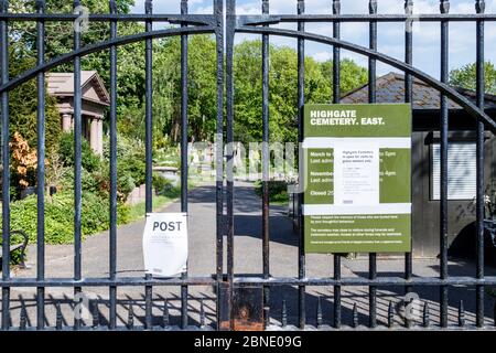 Die verschlossenen Tore des Highgate Cemetery auf der Swains Lane, geschlossen während der Sperrung der Coronavirus-Pandemie, London, Großbritannien Stockfoto